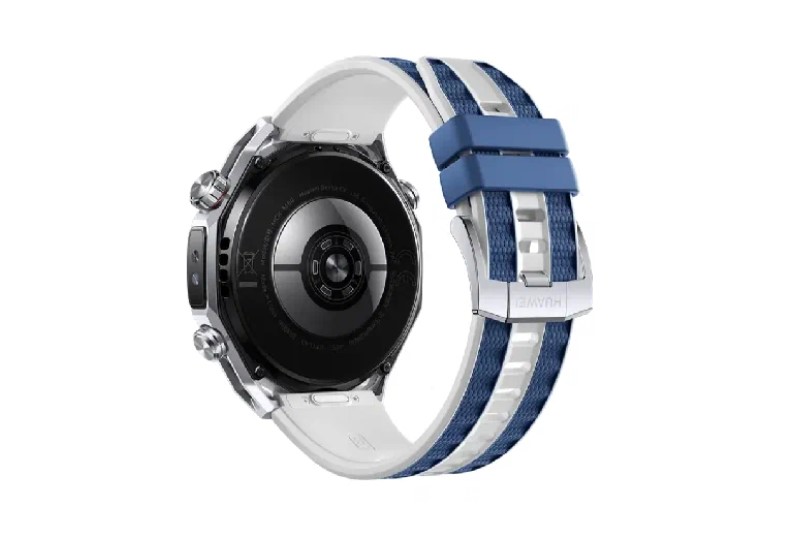 HUAWEI WATCH Ultimate 2 на руке рядом с зарядным устройством