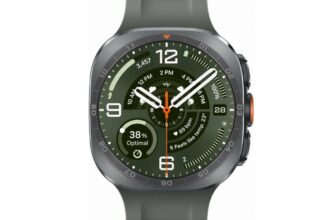 Samsung Galaxy Watch Ultra2 2026 и Galaxy Watch Ultra 2024 рядом на столе